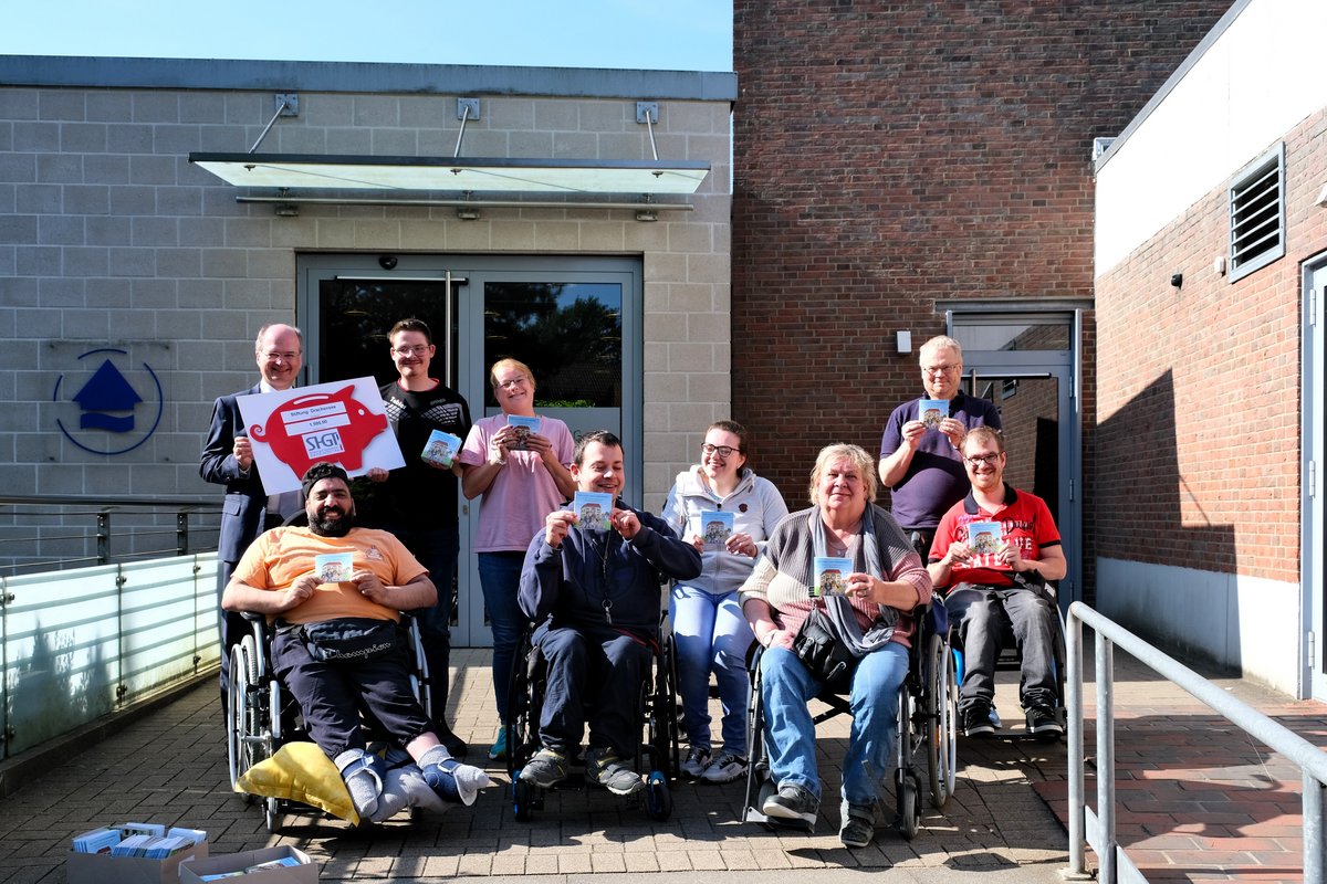 SHGT-Geschäftsführer Jörg Bülow überreichte der Arbeitsgruppe bei der Stiftung Drachensee einen Spendenscheck in Höhe von 1.500 Euro. 