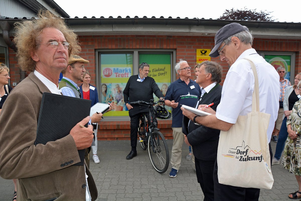 Die Jurymitglieder lassen sich den Medelbyer MarktTreff zeigen.